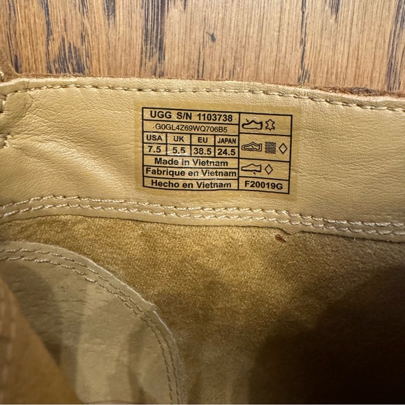 UGG Women's Leahy ankle boot in chestnut suede. Western block Heel Bootie - Picture 7 of 13